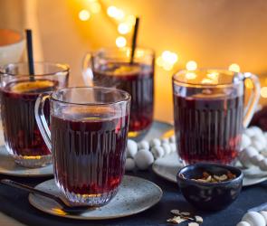 Glögg mit Orangenscheiben in Glastassen.