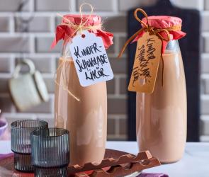 Kinderschokoladen-Likör in einer Glasflasche hübsch als Geschenk verpackt.