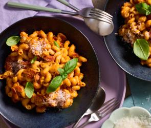 One-Pot Pizza-Mac-and-Cheese in einem schwarzen tiefen Teller.