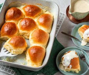 Rohrnudeln (kleine Brötchen aus Hefeteig) in einer Auflaufform.