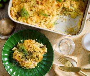 Schwedischer Kartoffelauflauf (Janssons Frestelse) in einer Auflaufform und auf einem grünen Teller.