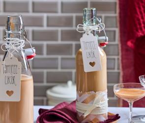 Toffifee-Likör in Flaschen mit hübschem Herz Etikett.
