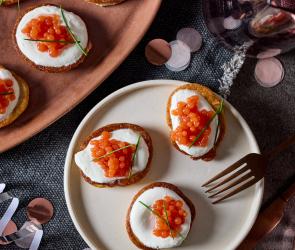 Blinis mit vegetarischem Kaviar auf Servierplatten.
