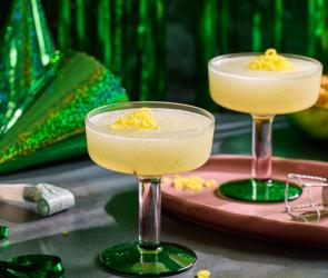 Champagner-Slush in Cocktailgläsern mit Silvester Deko.