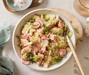 Leichte Thunfisch-Reis-Bowl mit frischen Radieschen in deiner Schüssel.