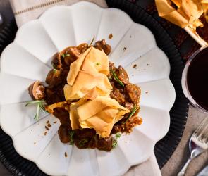 Pilzragout mit Rotwein und Knusperkruste