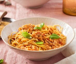 Vegane Blumenkohl-Bolognese mit frischem Basilikum.