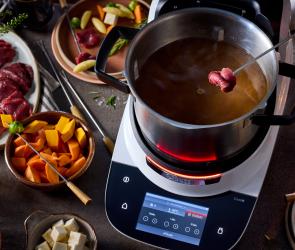 Wild-Fondue mit Gemüse und Fleisch im Cookit Topf.