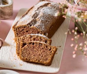 Einfacher veganer Nusskuchen aus der Kastenform, angeschnitten.