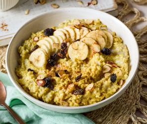 Golden Milk Porridge in einer Schüssel.