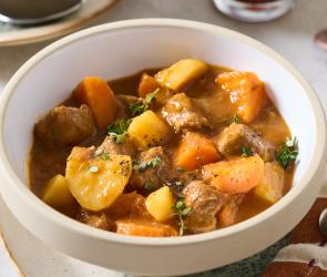 Guiness-Stew mit Dunkelbier im Glas in Schüsseln.