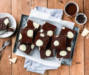 Veganer Marmorkuchen vom Blech in Stücke geschnitten.