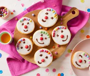 Clown Amerikaner mit bunten Gesichtern verziert.