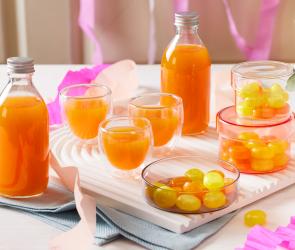 Fruchtbonbon-Likör in Flaschen und kleinen Gläsern.