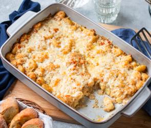 Gnocchi in französischer Zwiebelsauce in einer Auflaufform.