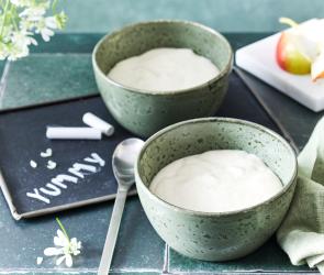 Hirse Babybrei in Schüsseln.