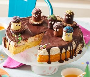 Schokokusstorte auf einem bunt gedecktem Kaffeetisch.