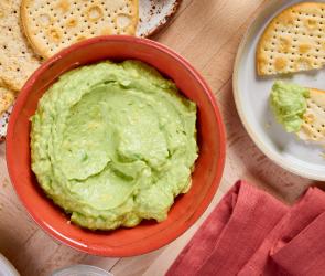 Avocado Dip mit Crackern.