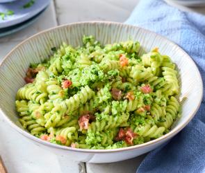 Grüne Bärlauch Carbonara mit Fusilli in Pasta Tellern.