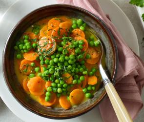 Erbsen-Karotten-Gemüse selbstgemacht mit Möhren in Scheiben.