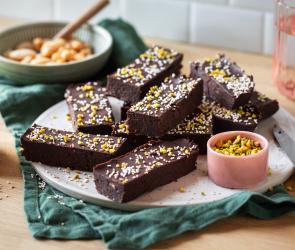 Proteinriegel ohne Proteeinpulver mit Saaten übereinander gestapelt.