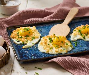 Cloud Breads mit frischen Kräutern serviert.