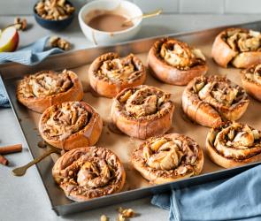Apfel-Zimt-Schnecken auf einem Backblech.