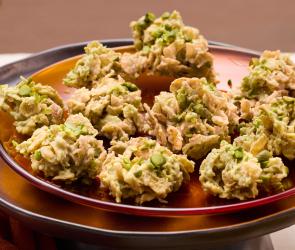 Dubai-Schoko-Crossies auf einem metallischen Teller.