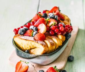 French-Toast-Lasagne mit freischen Beeren.
