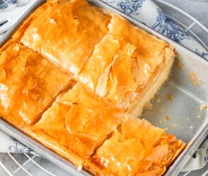 Galaktoboureko (Griechischer Grießauflauf) in Stücke geschnitten gold gebacken.