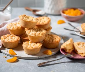 Käsekuchen-Muffins mit Streuseln und Mandarinen