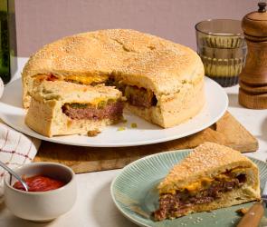 Ofen Buger angeschnitten auf einer Servierplatte.