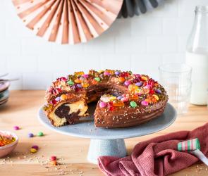 Geburtstagskuchen mit bunten Süßigkeiten verziert.