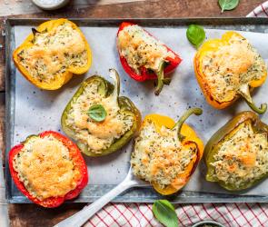 Gefüllte Paprika mit Reis auf einem Blech