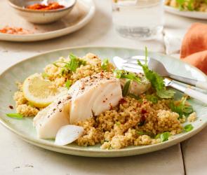 Kabeljaufilets mit Couscous hübsch auf einem Teller angerichtet.