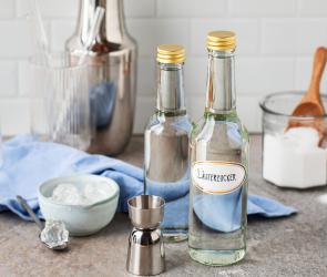 Läuterzucker in Glasflaschen abgefüllt.