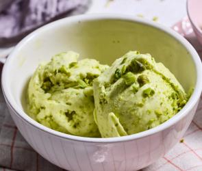Pistazieneis in Bällchen mit gehackten Pistazien.