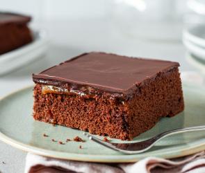 Sacherschnitten vom Blech mit Schokoguss in Stücke geschnitten.