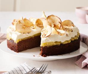 Glutenfreie Apfel-Rübli-Torte mit Schmandcreme