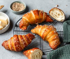 Laugencroissants selbstgemacht auf einem Kitter