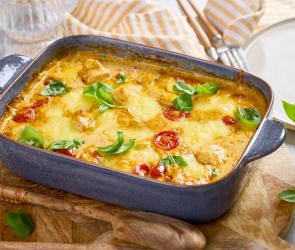 Mozzarella-Hähnchen mit Tomaten und Basilikum in einer Auflaufform