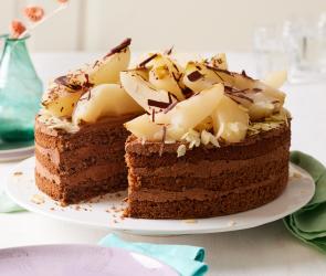 Nougat-Birnen-Torte auf einer Tortenplatte.