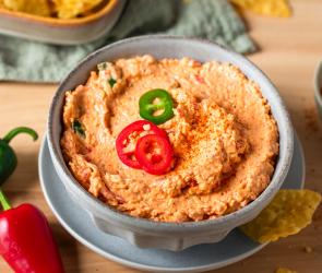Pimento Cheese – würzig-cremiger Dip in einer Schale mit Nachos daneben.