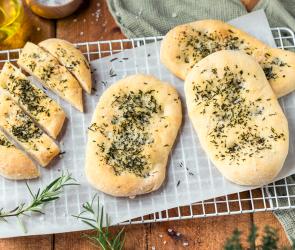 Einfaches, schnelles und krosses Pizzabrot mit Rosmarin.