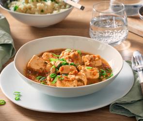 Tofu süß-sauer mit Lauchzwiebeln in einer Schüssel