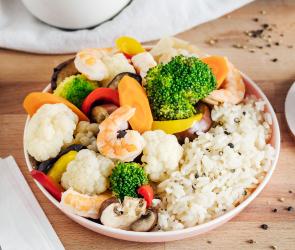 Garnelen mit Gemüse und Reis