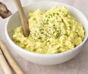 Hähnchen-Curry-Aufstrich in einer Schüssel.