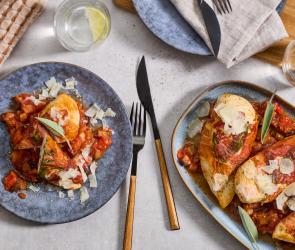 Hähnchen-Saltimbocca auf mediterranem Gemüse