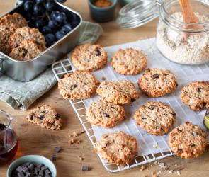 Haferflocken-Bananen-Kekse auf einem Rost.