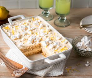 Limoncello-Tiramisu in einer hellen Auflaufform